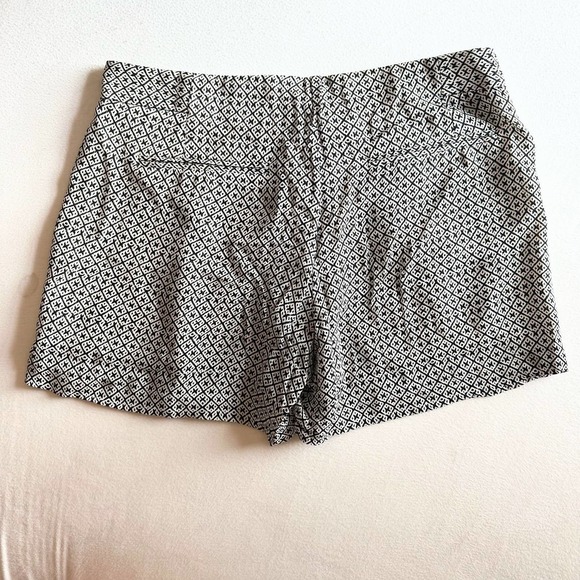 Theory Black and White Silk Print Shorts (Size 4) - Picture 2 of 5